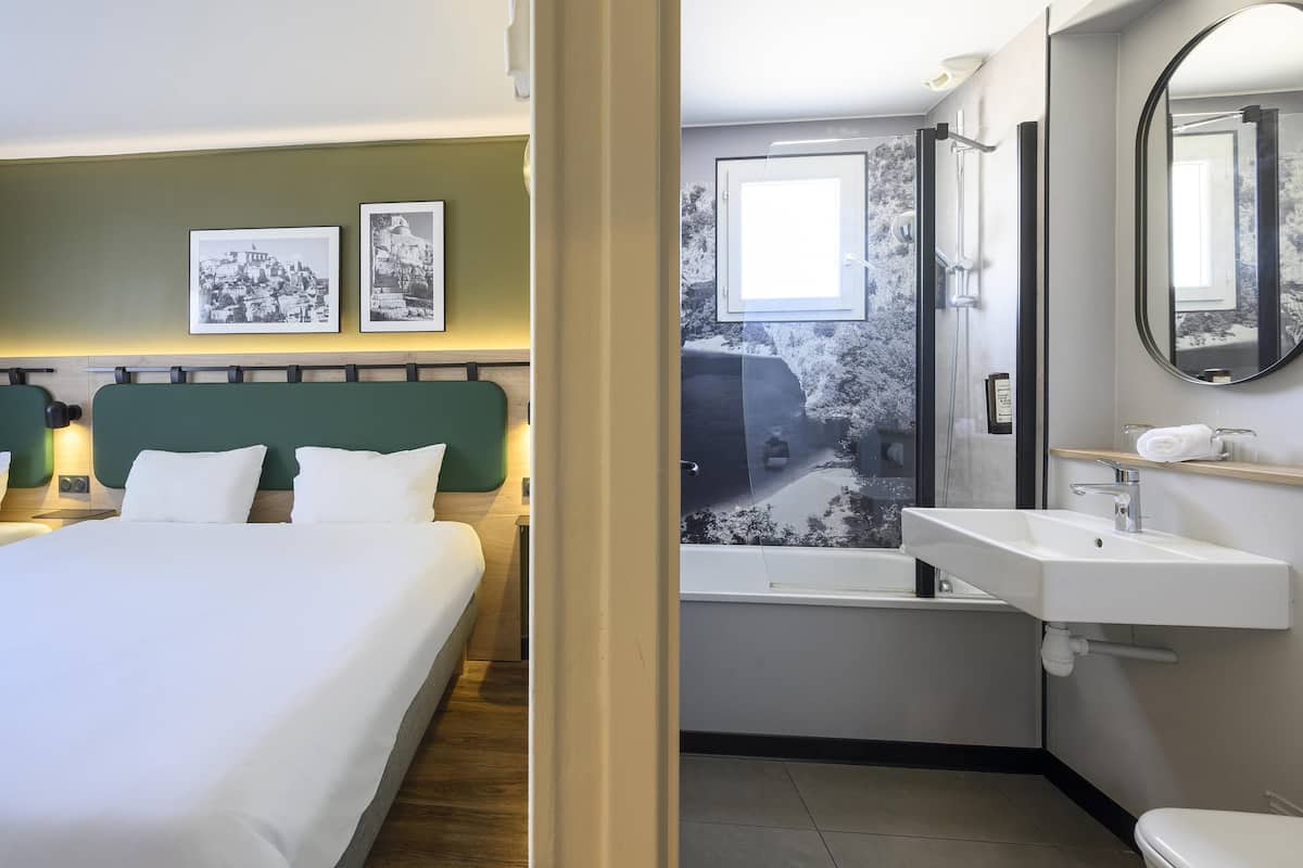 Triple Room, Multiple Beds | Bathroom