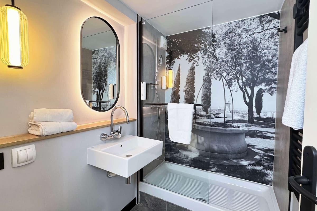 combined shower/bathtub, eco-friendly toiletries, hair dryer, towels