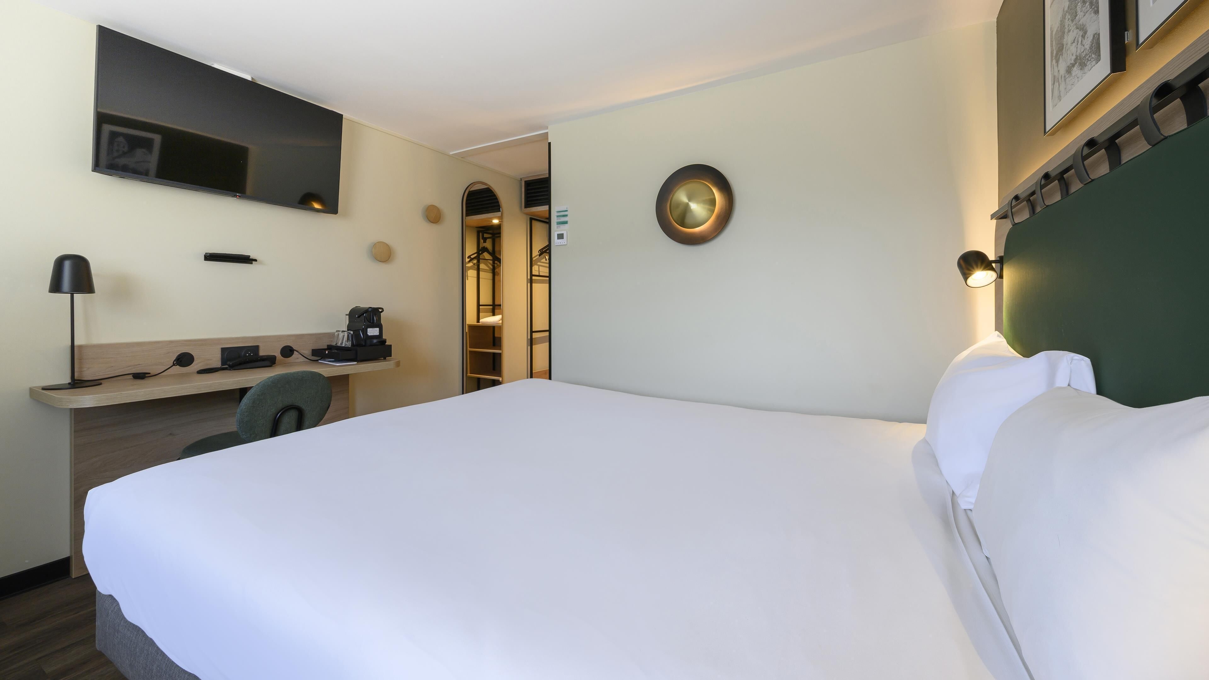 Combined shower/tub, eco-friendly toiletries, hair dryer, towels