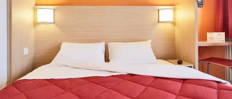 Escritorio, sistema de insonorización, wifi gratis y ropa de cama