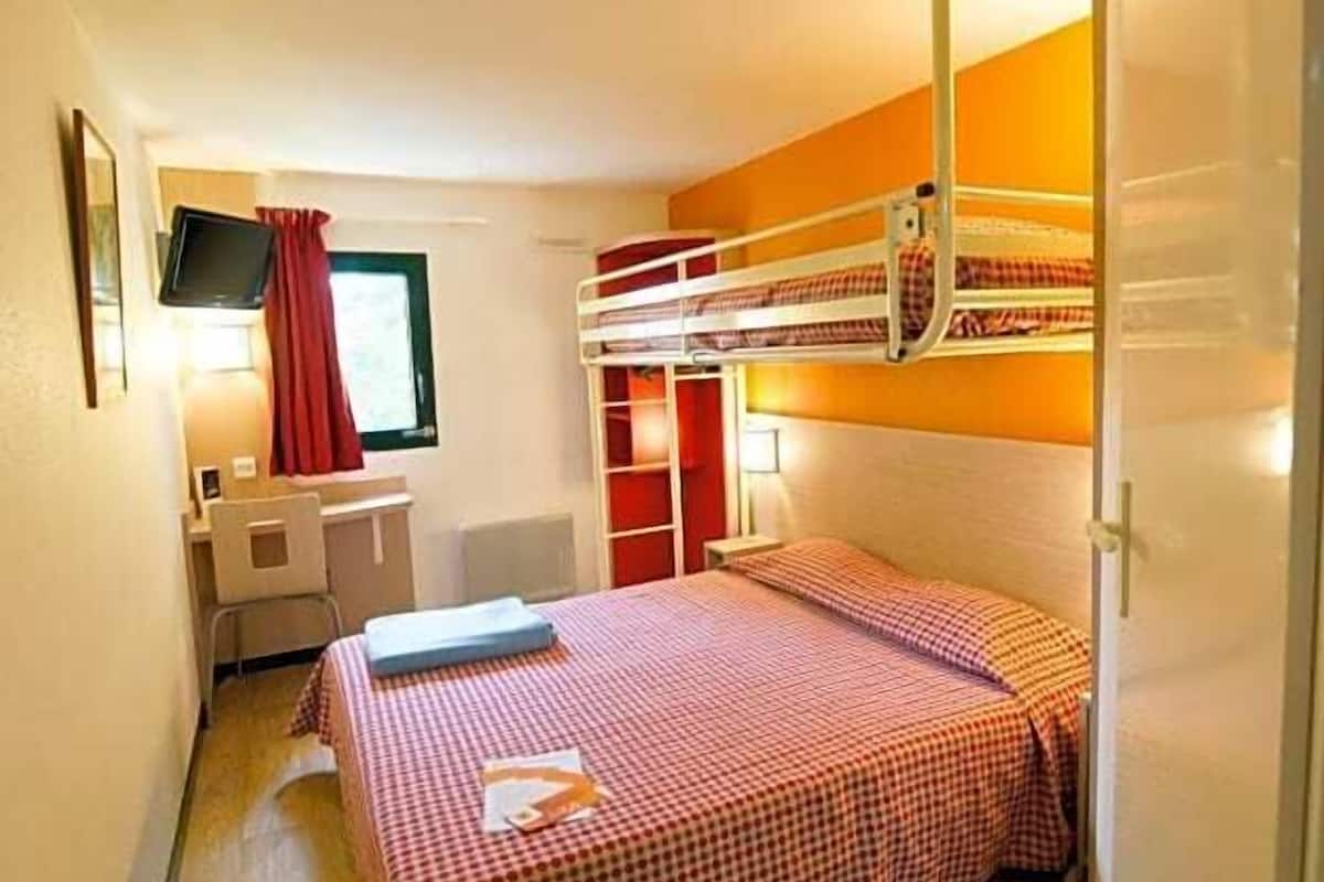 Escritorio, insonorización, wifi gratis y ropa de cama 