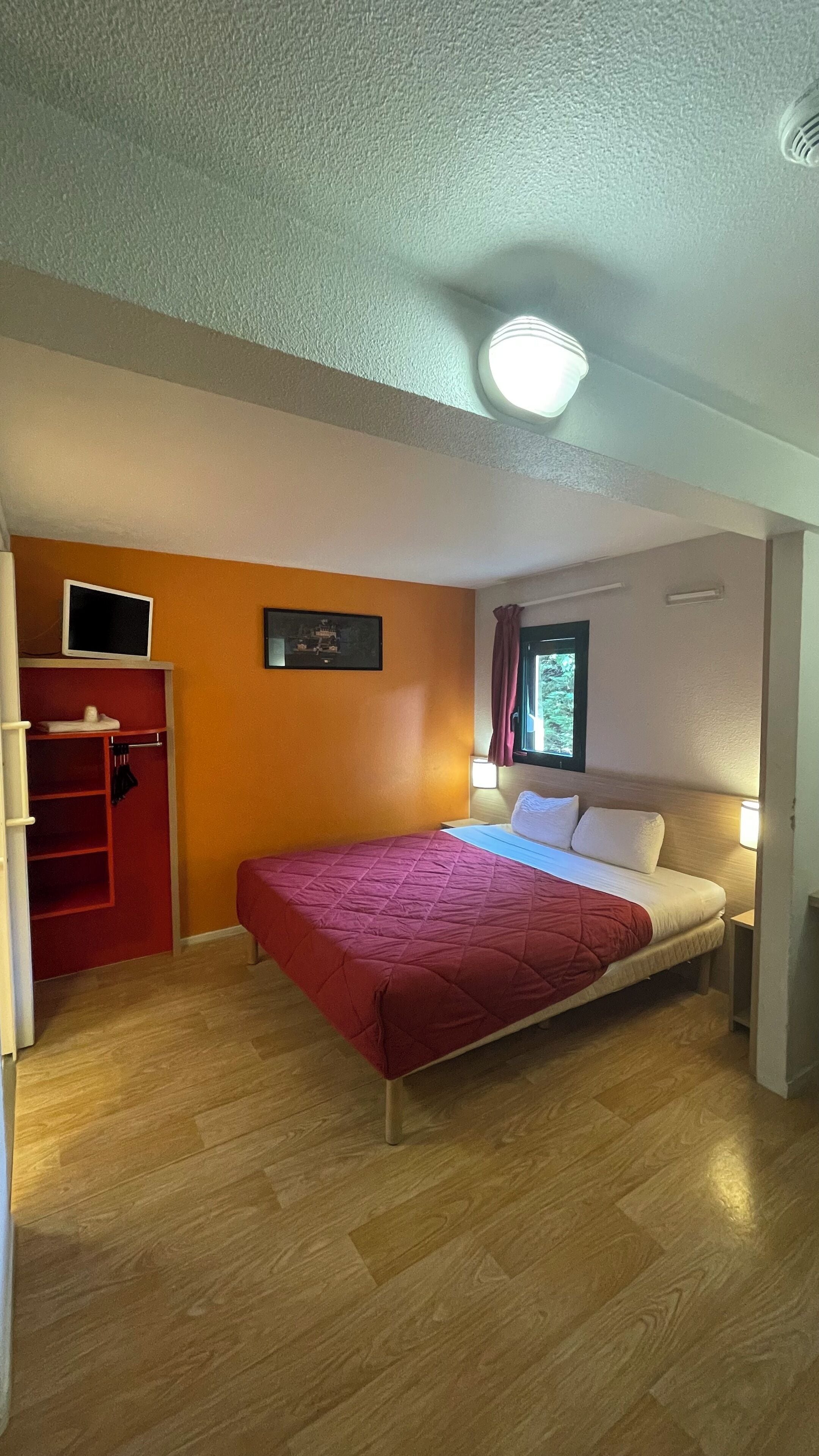 Habitación estándar, 1 cama matrimonial | Escritorio, insonorización, wifi gratis y ropa de cama 