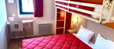 Una habitación con una cama litera, un escritorio con silla, un ventanal con cortinas y una cama con colcha roja.