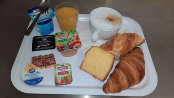 Se ofrece un desayuno a la carta (7.20 EUR por persona)