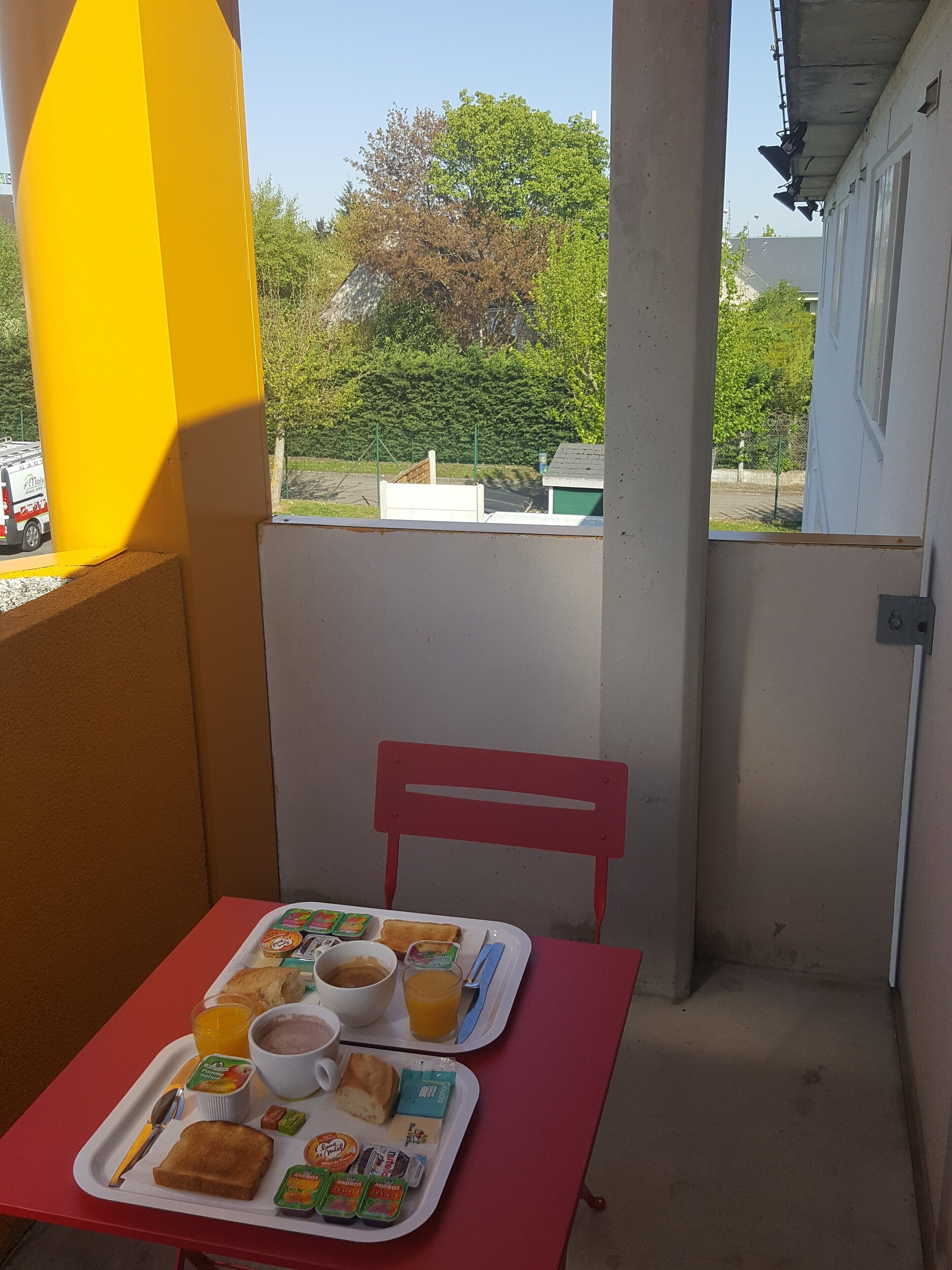 Daily cooked-to-order breakfast (EUR 7.20 per person)