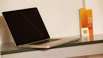 Una laptop sobre un estante de vidrio con un letrero que indica una sesión de relajación de 3 minutos.