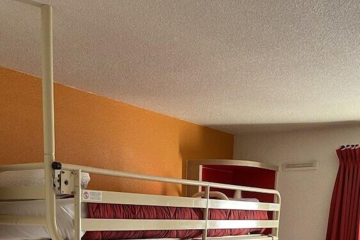 Escritorio, insonorización, wifi gratis y ropa de cama 