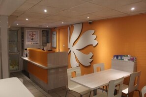 Reception - Premiere Classe Dijon Sud - Marsannay (Marsannay-la-Cote)