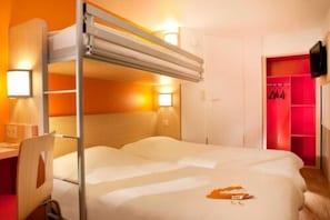Escritorio, espacio para trabajar con un portátil, cortinas opacas