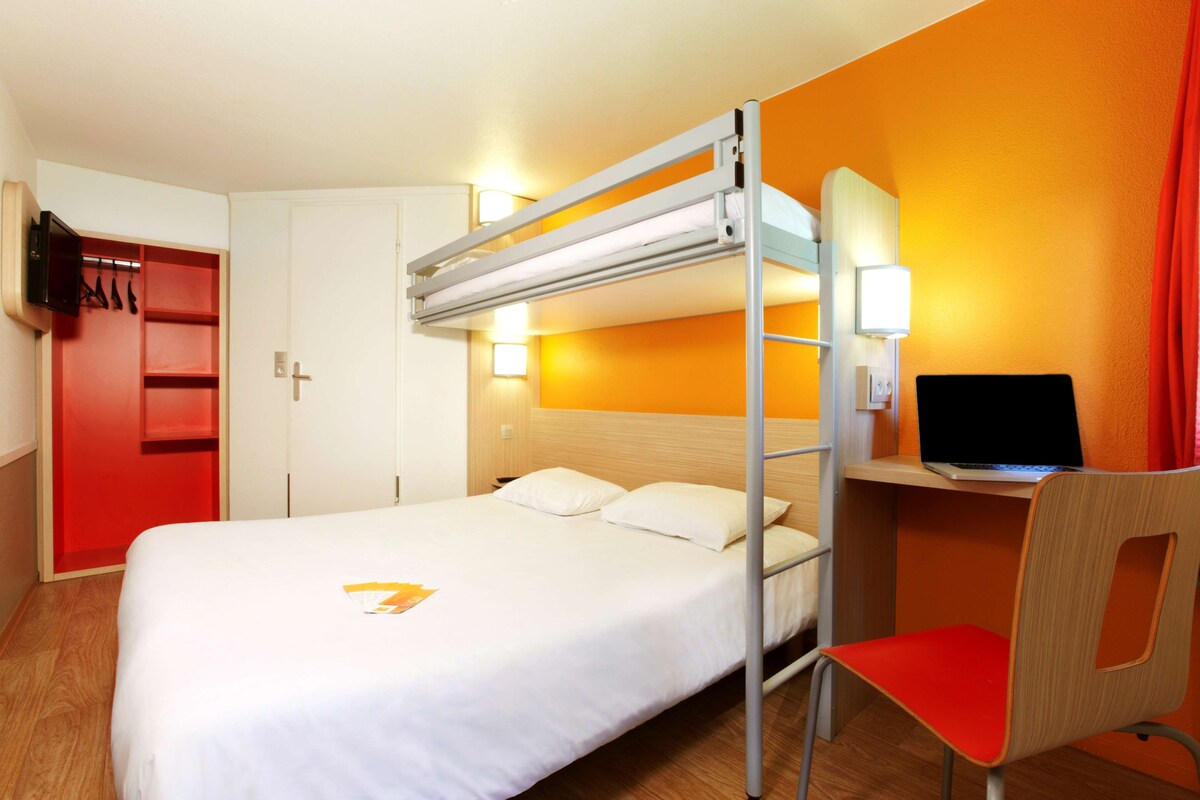 Chambre Standard, plusieurs lits (1 Double and 1 Single bed)