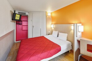 Habitación estándar, 1 cama matrimonial | Escritorio, espacio para trabajar con laptop y cortinas blackout