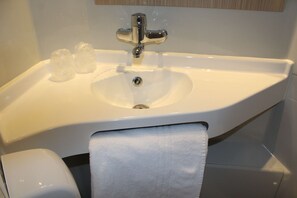 Dusche, umweltfreundliche Kosmetikartikel, Handtücher