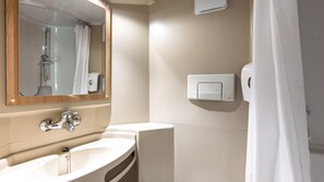 Douche, articles de toilette écologiques, serviettes fournies, savon