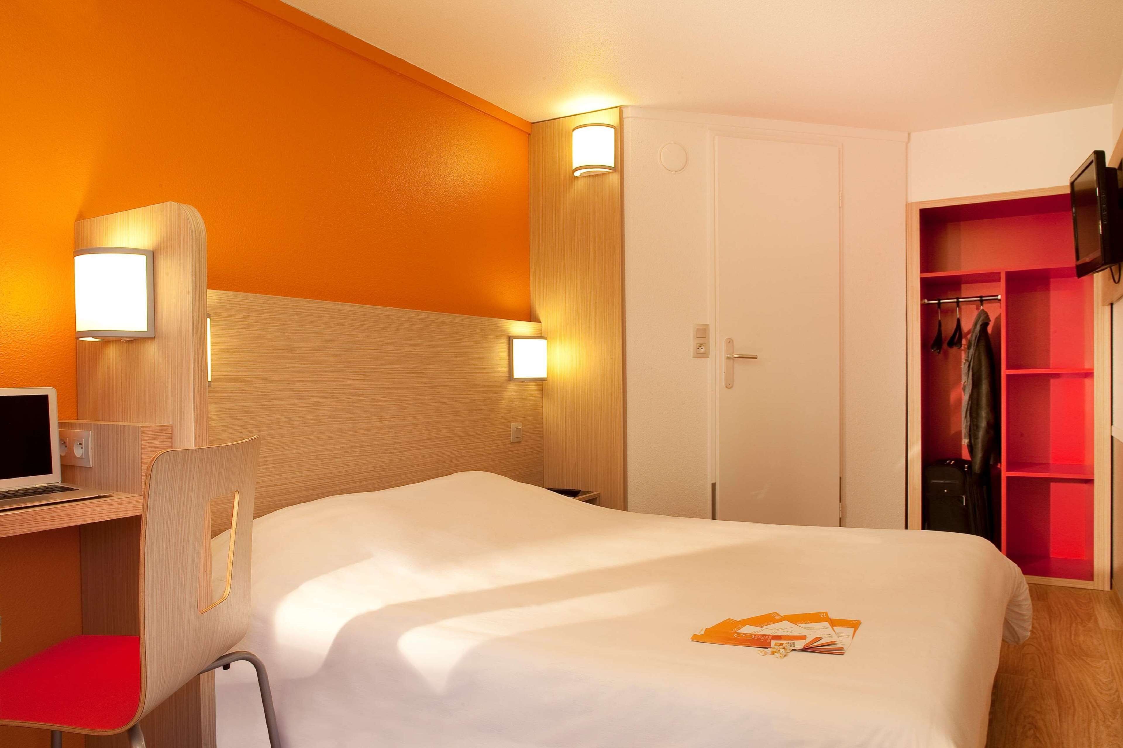 Literie de qualité supérieure, bureau, rideaux occultants