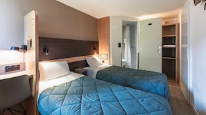 Peralatan tempat tidur premium, meja, langsir/tirai gelap terus 