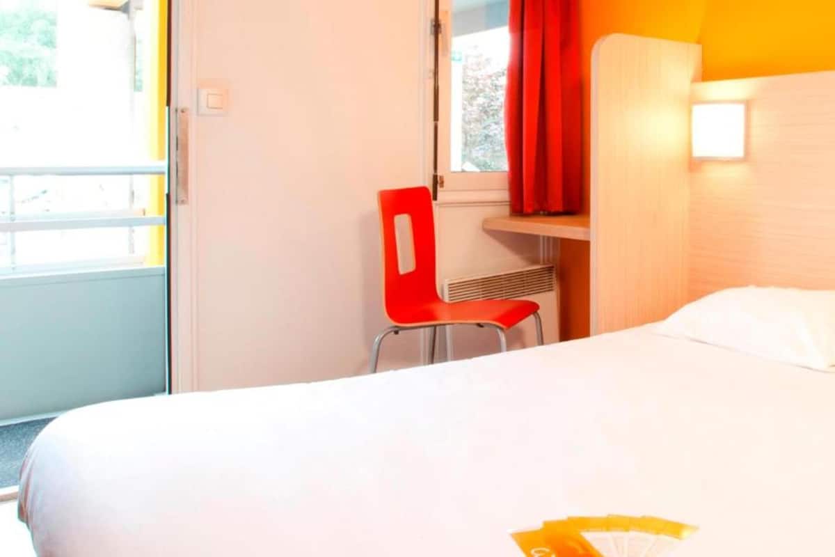 Ropa de cama de alta calidad, escritorio y cortinas blackout