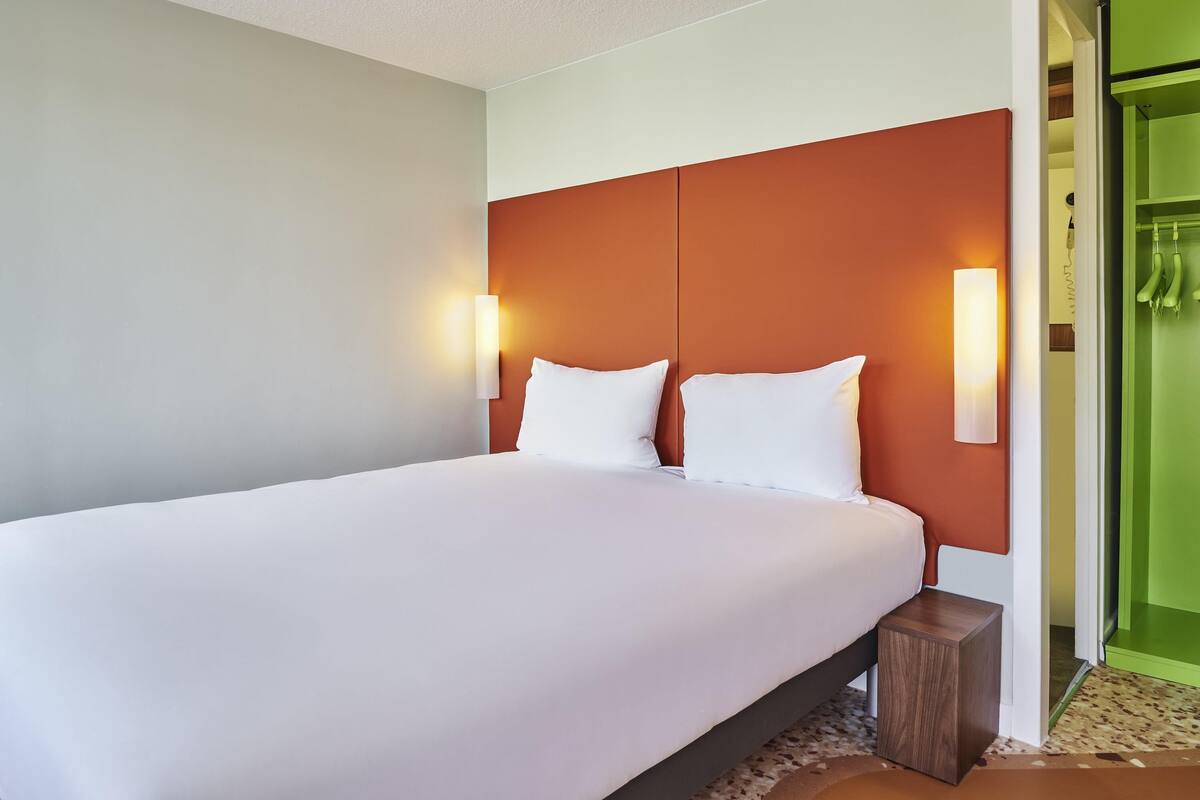 Quarto, 1 cama de casal (Pop) | Escrivaninha, quartos à prova de som, ferros/tábuas de passar roupa