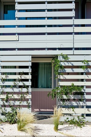 Vista frontal de la propiedad