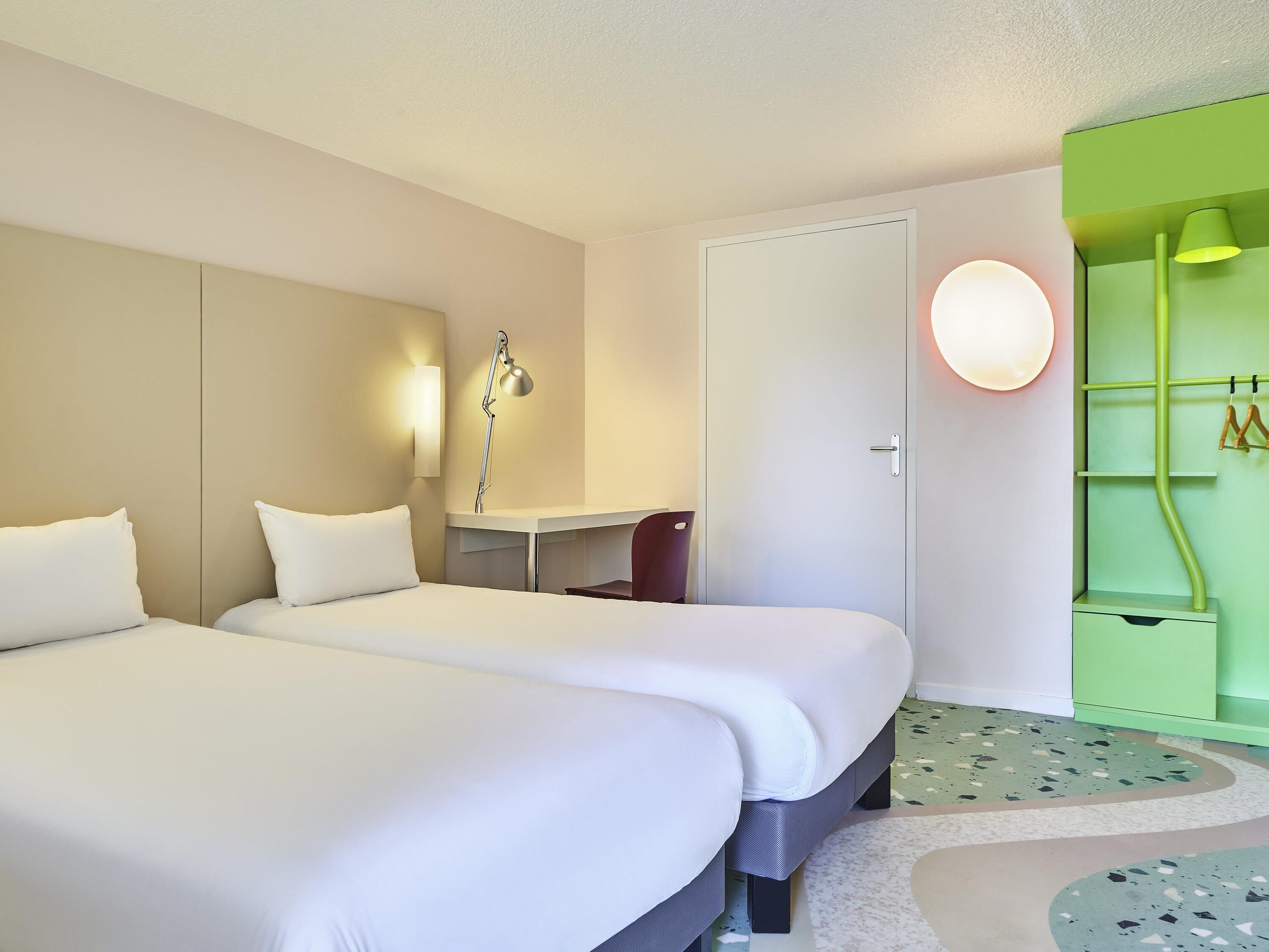 Bàn, phòng cách âm, bàn ủi/dụng cụ ủi quần áo 