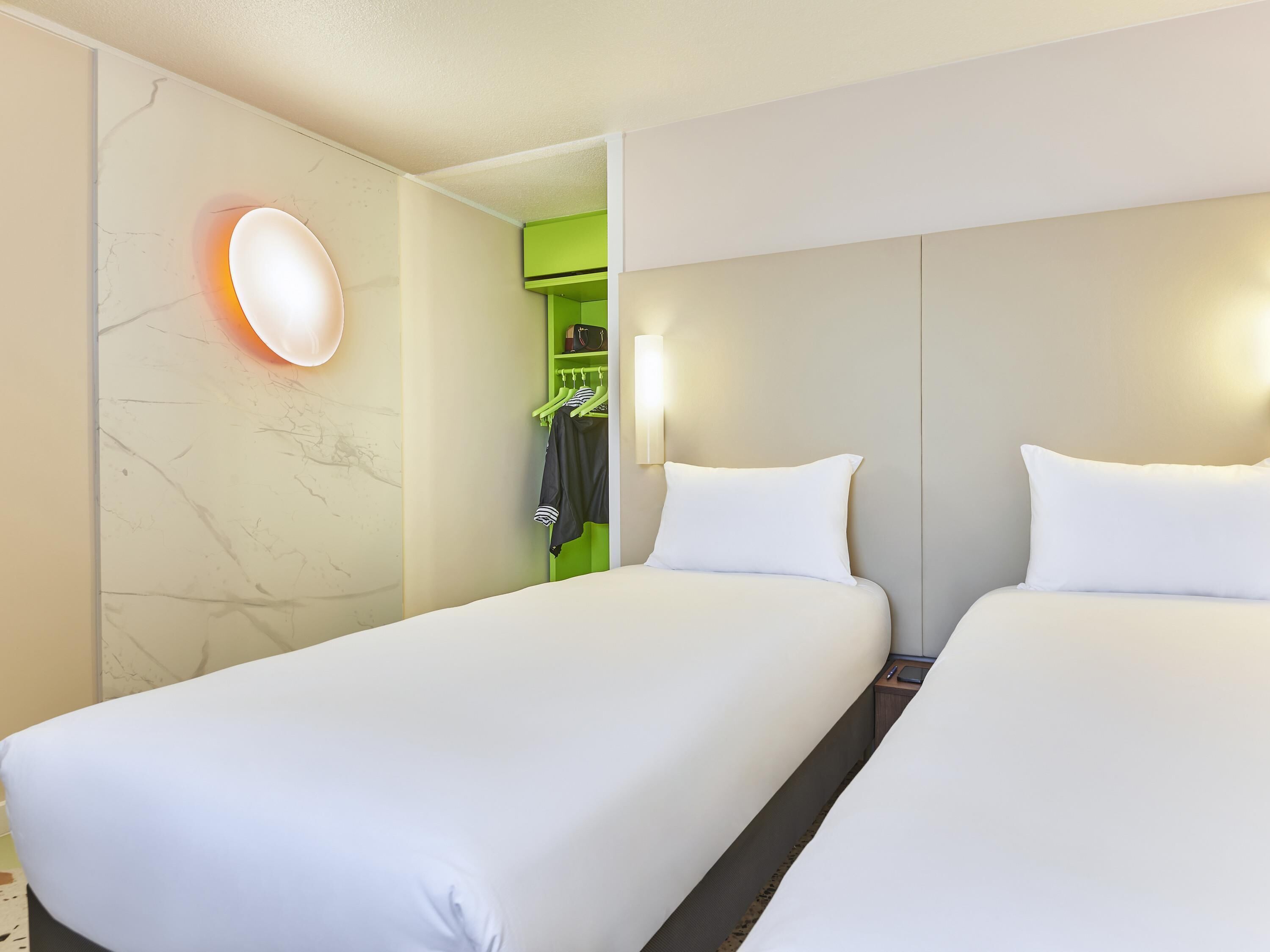 Habitación, 2 camas individuales (Pop) | Escritorio, sistema de insonorización, tabla de planchar con plancha