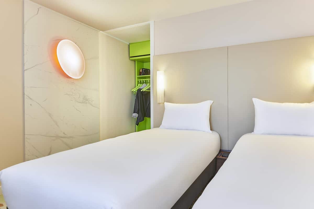 Habitación, 2 camas individuales (Pop) | Escritorio, sistema de insonorización, tabla de planchar con plancha