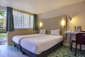 Habitación, 2 camas individuales (Pop) | Escritorio, insonorización, tabla de planchar con plancha y wifi gratis