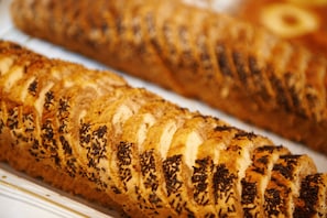 Una pagnotta di pane con crosta decorata, probabilmente una tipologia di pane artigianale.