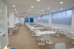 บริการอาหารเช้าและอาหารเย็น