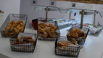 Breakfast and dinner served