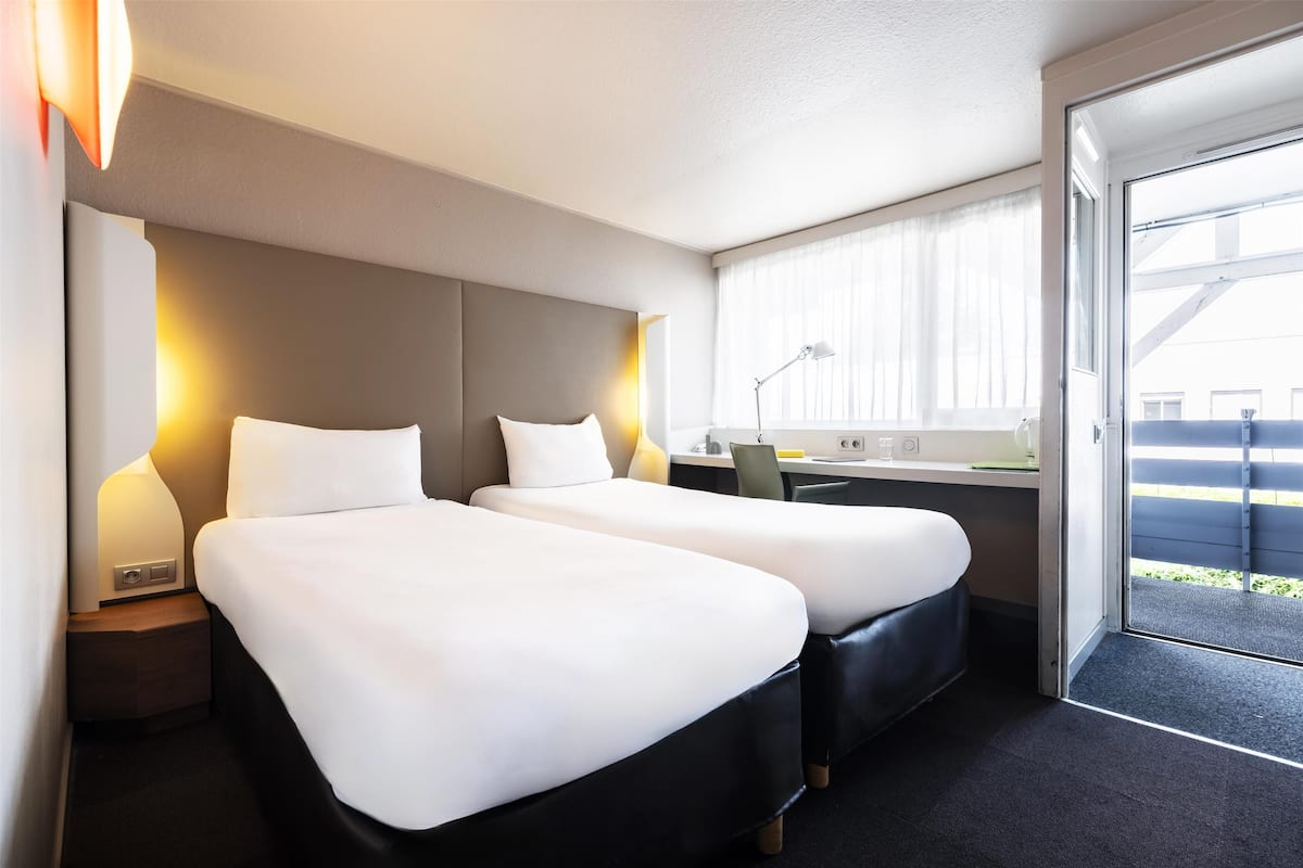 Standard Room, 2 Katil Bujang (Single) | Peralatan tempat tidur premium, meja, langsir/tirai gelap terus 