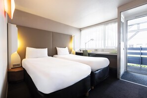 Literie de qualité supérieure, bureau, rideaux occultants