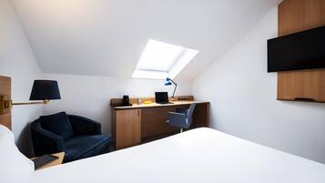 Literie de qualité supérieure, bureau, rideaux occultants