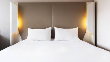 Literie de qualité supérieure, bureau, rideaux occultants