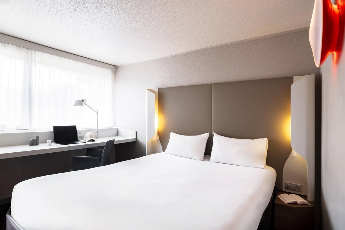 Standard Room, 1 Katil Kelamin (Double) | Peralatan tempat tidur premium, meja, langsir/tirai gelap terus 