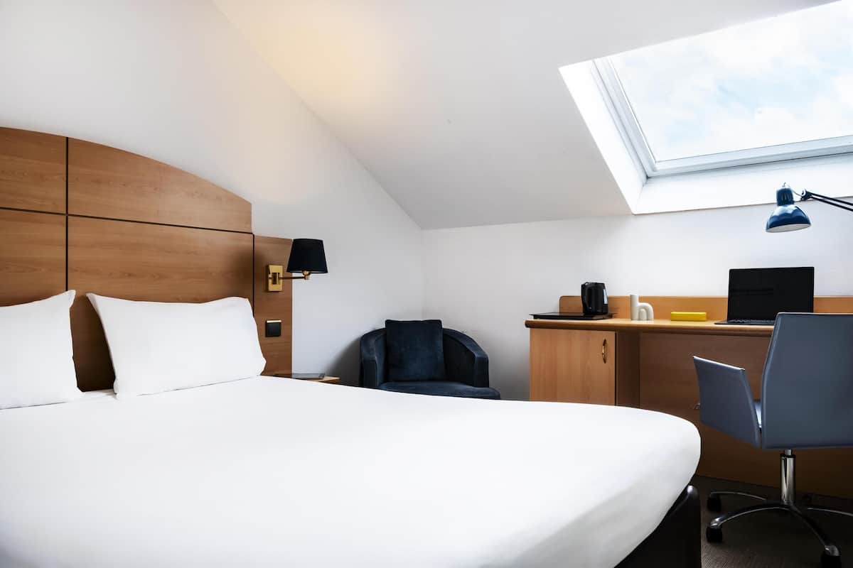 Standard Room, 1 Katil Kelamin (Double) (Top Floor) | Peralatan tempat tidur premium, meja, langsir/tirai gelap terus 