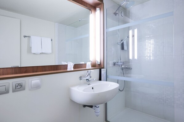Standard Room, 2 Single Beds | Bathroom