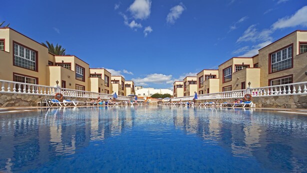 Outdoor pool, pool umbrellas - Maxorata Beach (La Oliva)