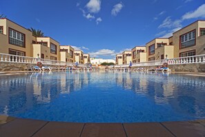 Outdoor pool, pool umbrellas - Maxorata Beach (La Oliva)