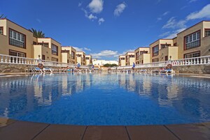 Una piscina al aire libre, sombrillas