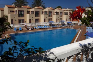 Outdoor pool, pool umbrellas - Maxorata Beach (La Oliva)