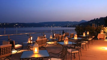 Aperto a colazione e pranzo, cucina locale, con vista sulla piscina