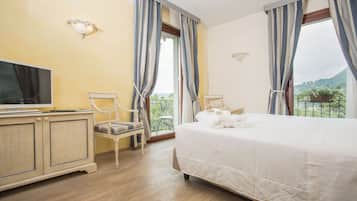 Habitación ejecutiva con 1 cama matrimonial o 2 individuales, vista al lago | Sábanas italianas Frette, edredón y minibar