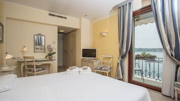 Habitación ejecutiva con 1 cama doble o 2 individuales, vistas al lago | Sábanas italianas Frette, edredones de plumas, minibar y caja fuerte