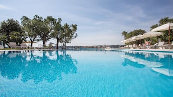 Utomhuspool, parasoller och solstolar
