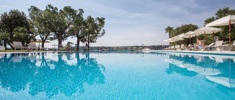 Piscine extérieure, parasols de plage, chaises longues
