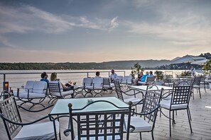 Petit déjeuner, déjeuner et dîner servis sur place, vue sur la piscine