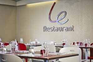 Breakfast, lunch, dinner served; French cuisine 