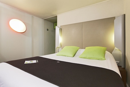 Habitación estándar, 1 cama doble | Ropa de cama de alta calidad, escritorio, wifi gratis y ropa de cama. Campanile Chanas