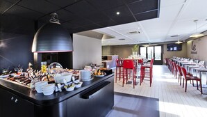 Un restaurant moderne doté d’un espace buffet, de tables et de chaises.