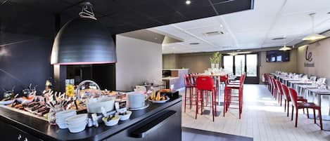 Café da manhã com buffet todos os dias (EUR 13.9 por pessoa)